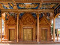 Verzierter Eingangsbereich des Tempels Wat Kampong Phluk - Kambodscha